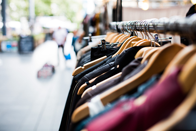 vestuário e crise na matéria-prima: Foto de roupas em arara