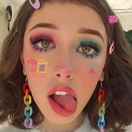 Make olho rosa e verde com desenho de dados na bochecha