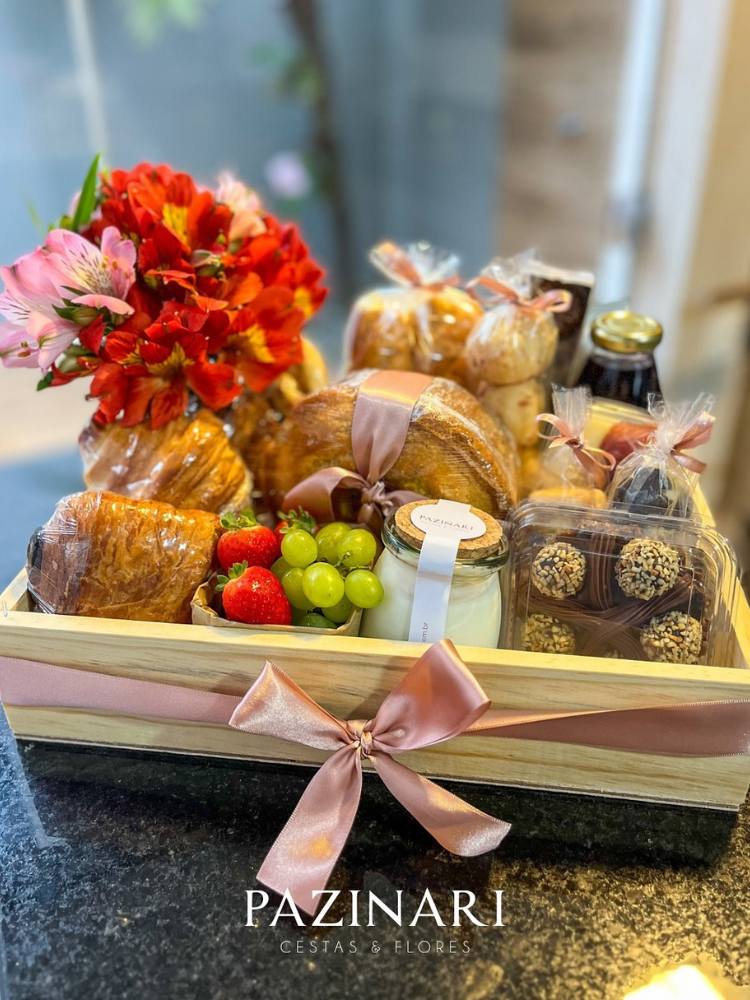 Cesta com flores, pães, doces e frutas 