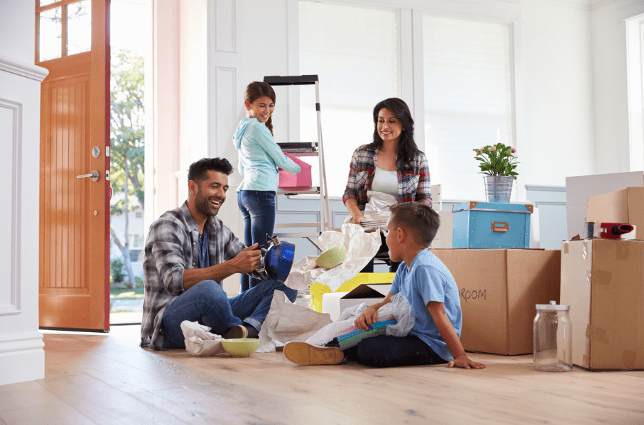 Foto de família organizando mudança com os filhos - mudar de casa 