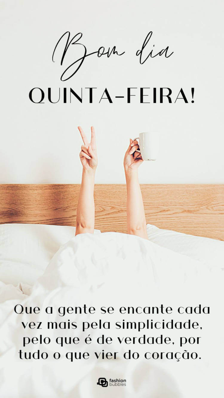Foto de pessoa na cama segurando xícara de café. Sobre a foto, há uma mensagem de bom dia sobre simplicidade: "Que a gente se encante cada vez mais pela simplicidade, pelo que é de verdade, por tudo o que vier do coração. Bom dia quinta-feira!"