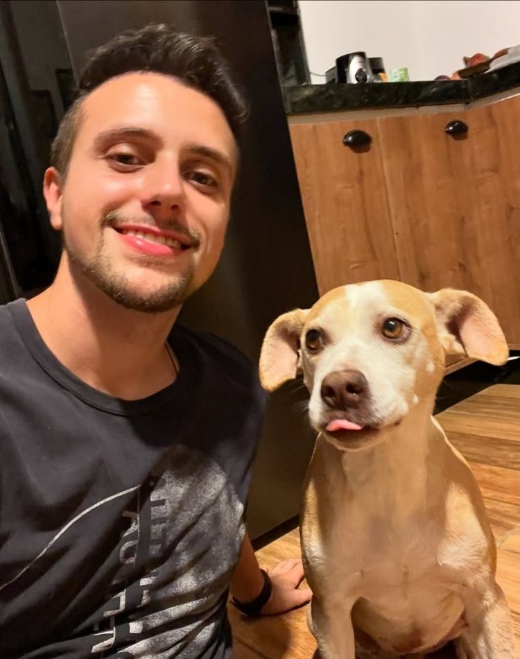 Foto de Matheus Rocha, um dos influencers veganos, com sua cachorra Paola