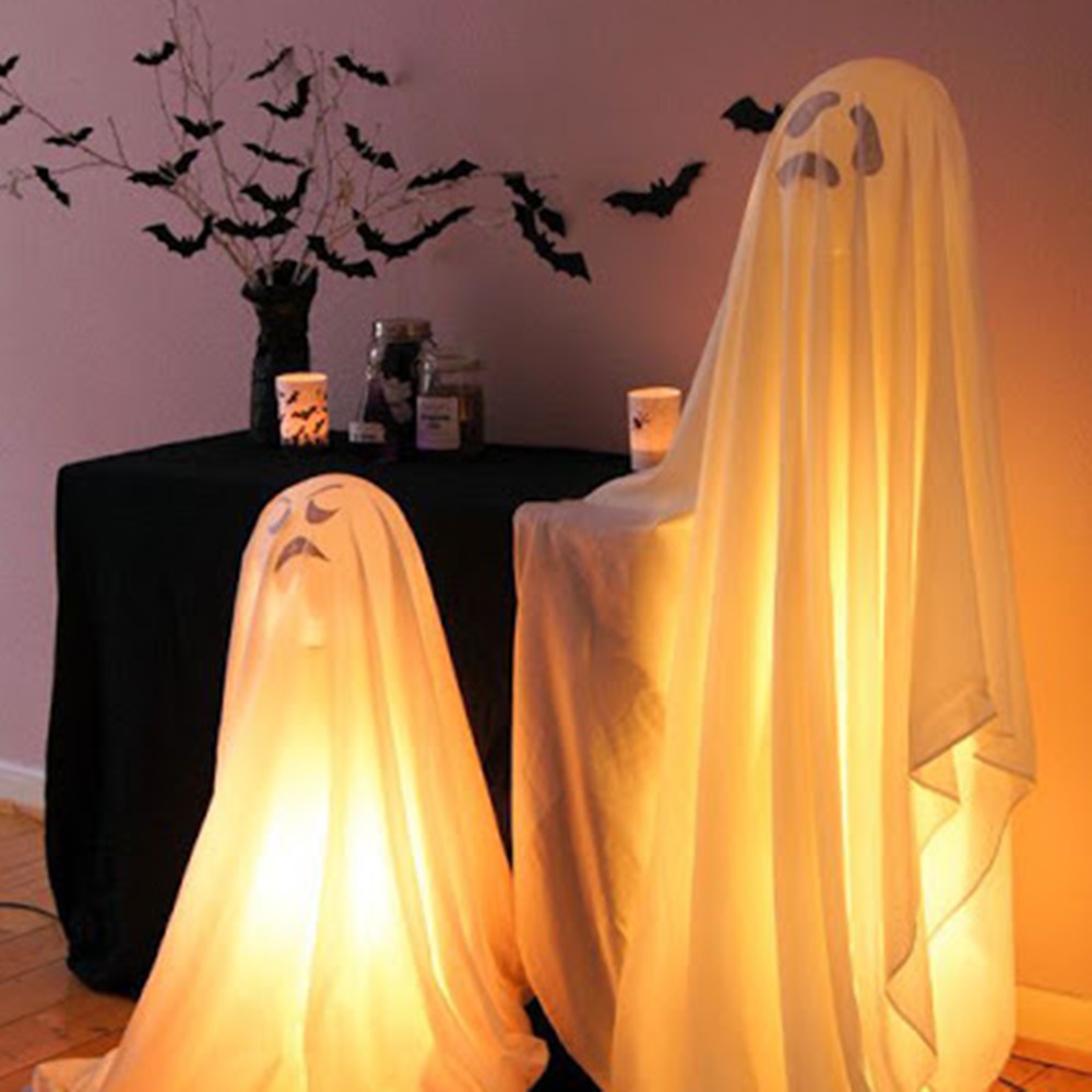 Bexigas com luzes e lençol, fantasma de Halloween. - Halloween em casa. Fantasma feito com bexiga com gás hélio, lençóis e luzes.