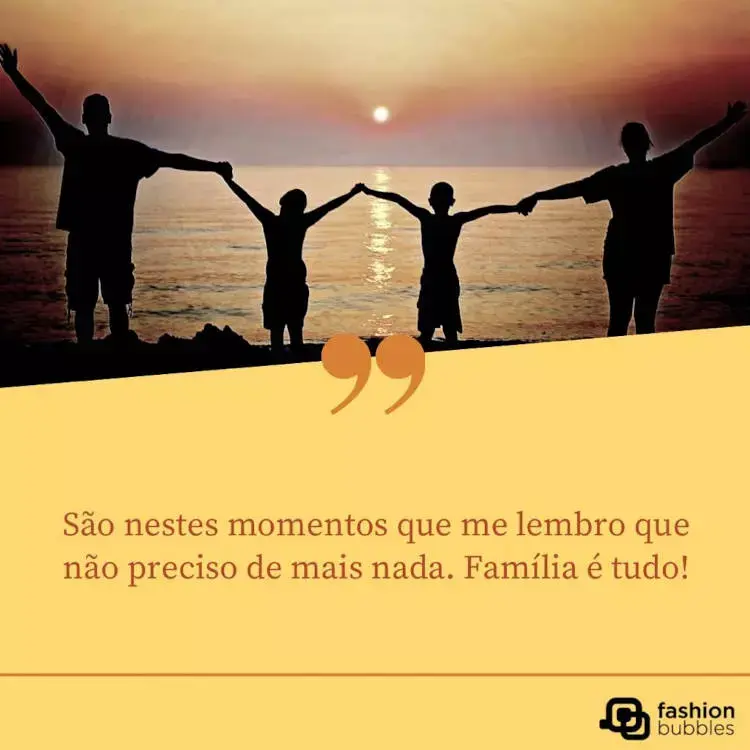 Frase sobre a família ser tudo, com foto de família no pôr do sol Família é tudo