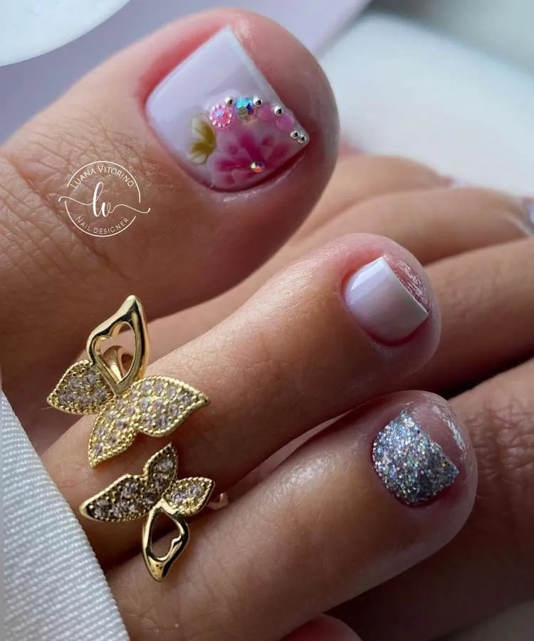 Unhas dos pés decoradas francesinha  lilás com pedraria, adesivo de flores e glitter