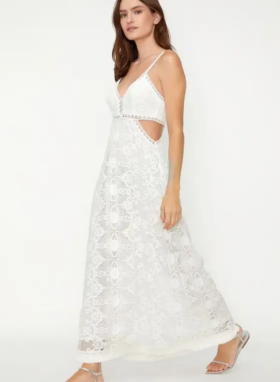 Modelo usa vestido de randa com recorte cintura branco