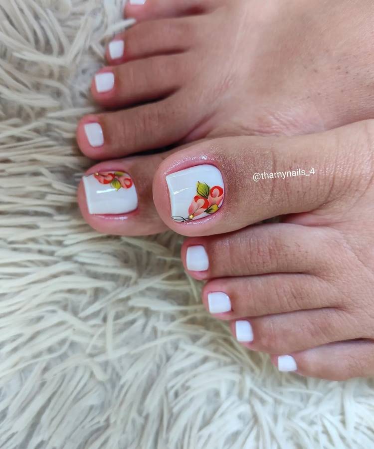 Unhas dos pés branca coma desivo de flor