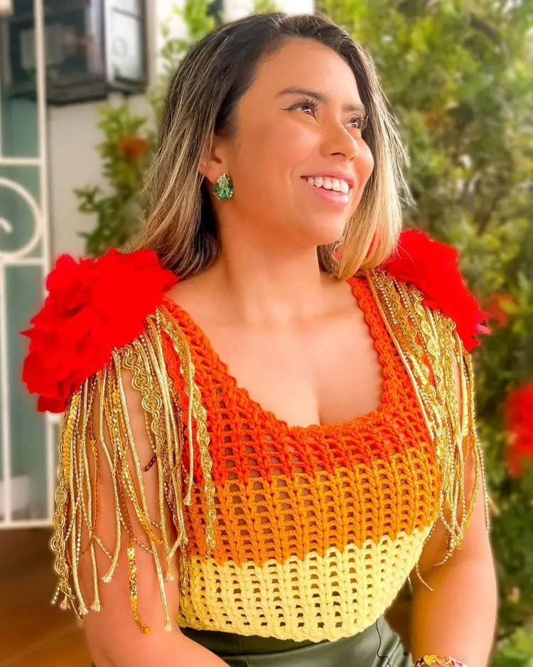 Base feita com flores vermelhas.