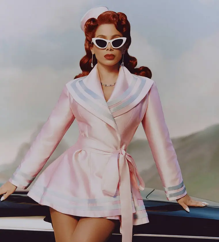 Anitta transformada em Pin-up, em uma releitura contemporânea dos anos 50. Anitta transformada em Pin-up