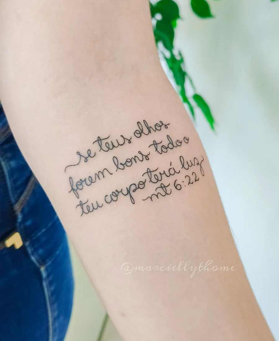 Foto de tatuagem frase religiosa.