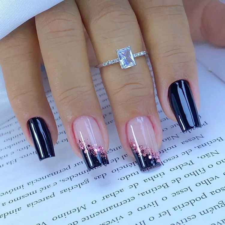 Unhas em gel pretas com glitter rosa(formato: quadrado tamanho: grande)