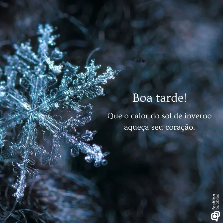 Imagem de um floco de neve detalhado e brilhante em fundo desfocado escuro. Texto ao lado: "Boa tarde! Que o calor do sol de inverno aqueça seu coração." Atmosfera serena e inspiradora, com mensagem acolhedora.

