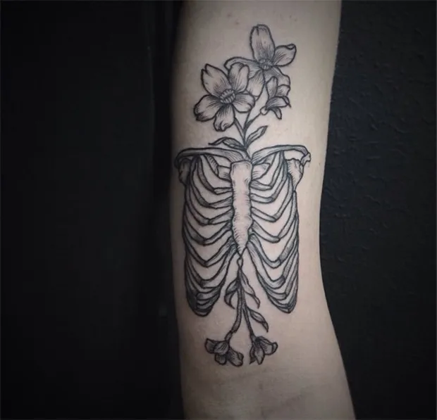 tatuagem botânica de caveira costela humana
