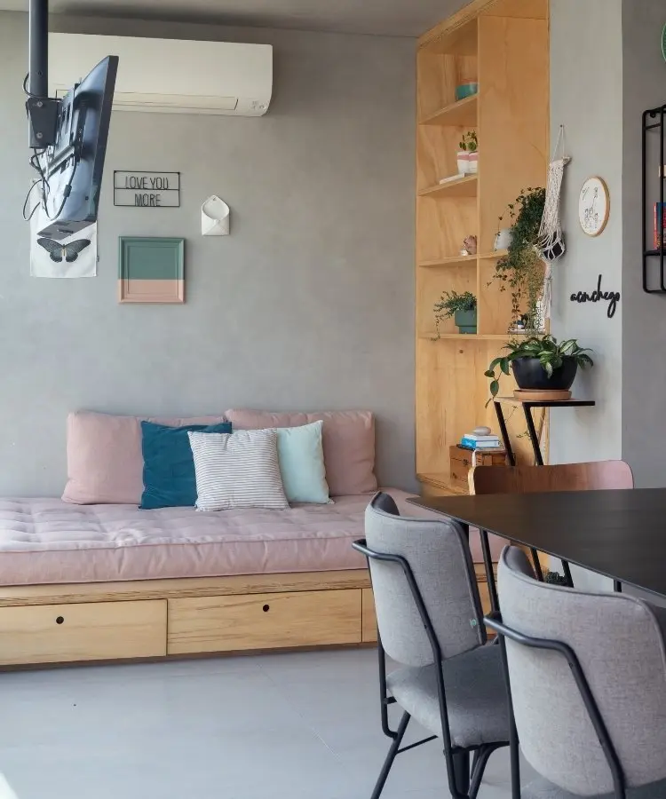 Varanda decorada com chaise em cantinho de leitura