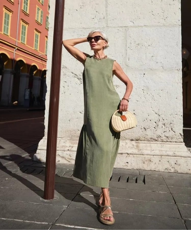 Foto da influenciadora Grece Ghanem usando vestido mídi de linho verde