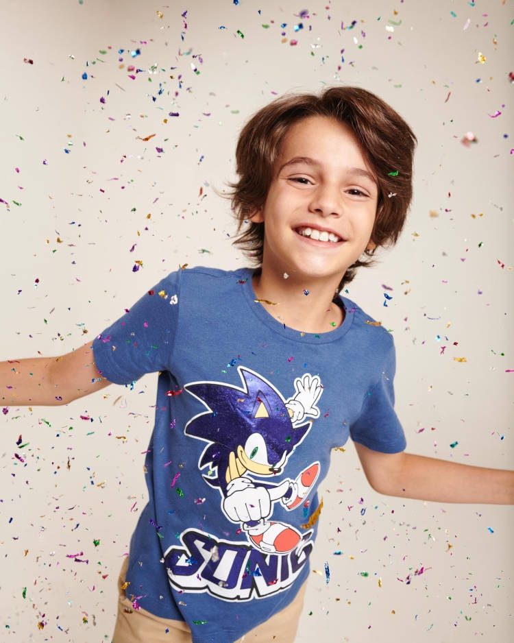 Menino com camiseta do Sonic.