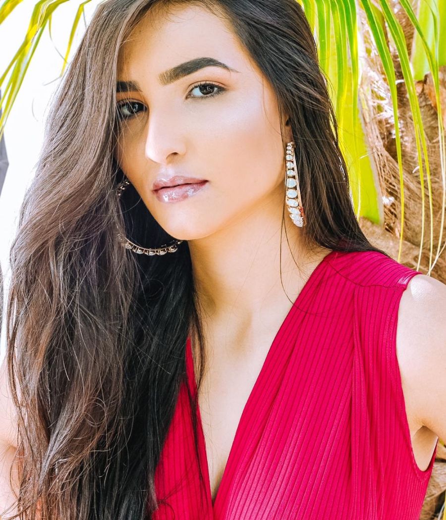 A candidata a Miss Centro Goiano usa um vestido vermelho