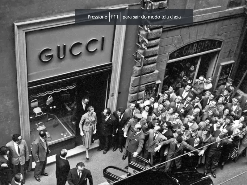 Foto antiga loja Gucci com multidão em volta Foto antiga loja Gucci