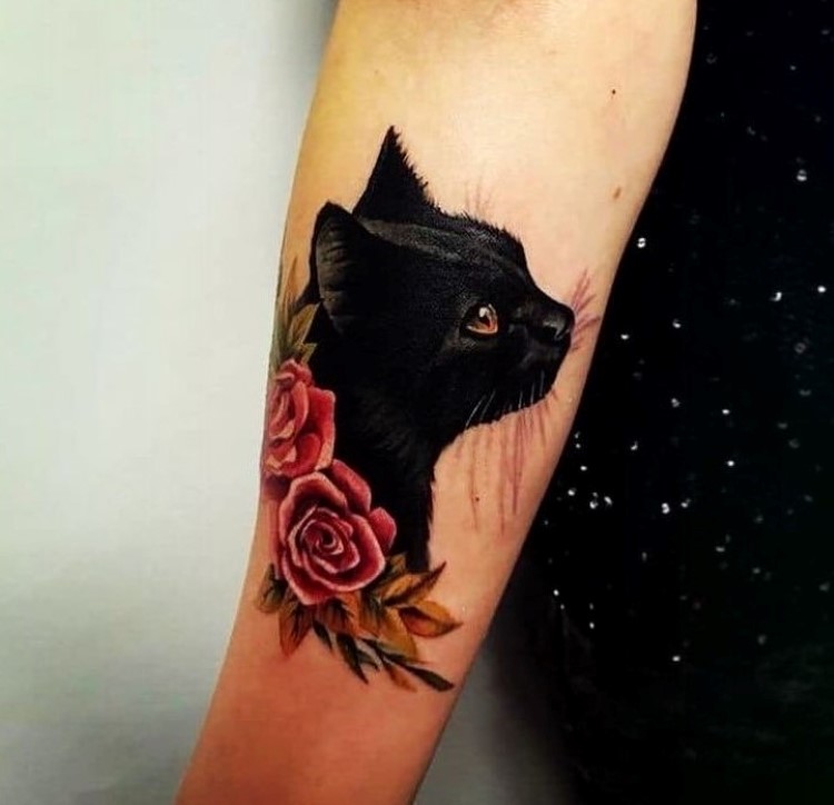 tatuagem feminina no braço/ gatos