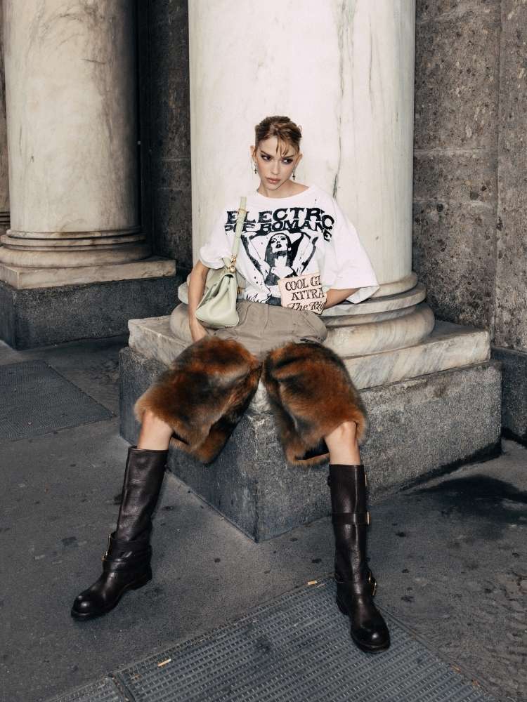 Foto da influenciadora Jordanna Maia usando camiseta e bermuda de pelúcia no desfile da Dolce & Gabanna