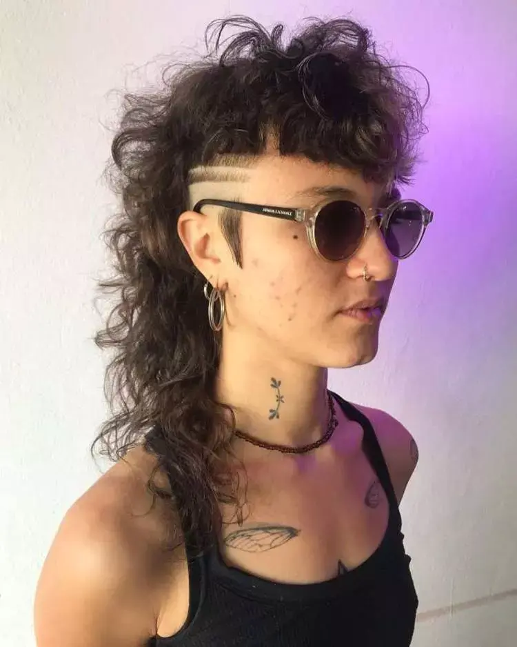 Mulher corte de cabelo mullet ondulado