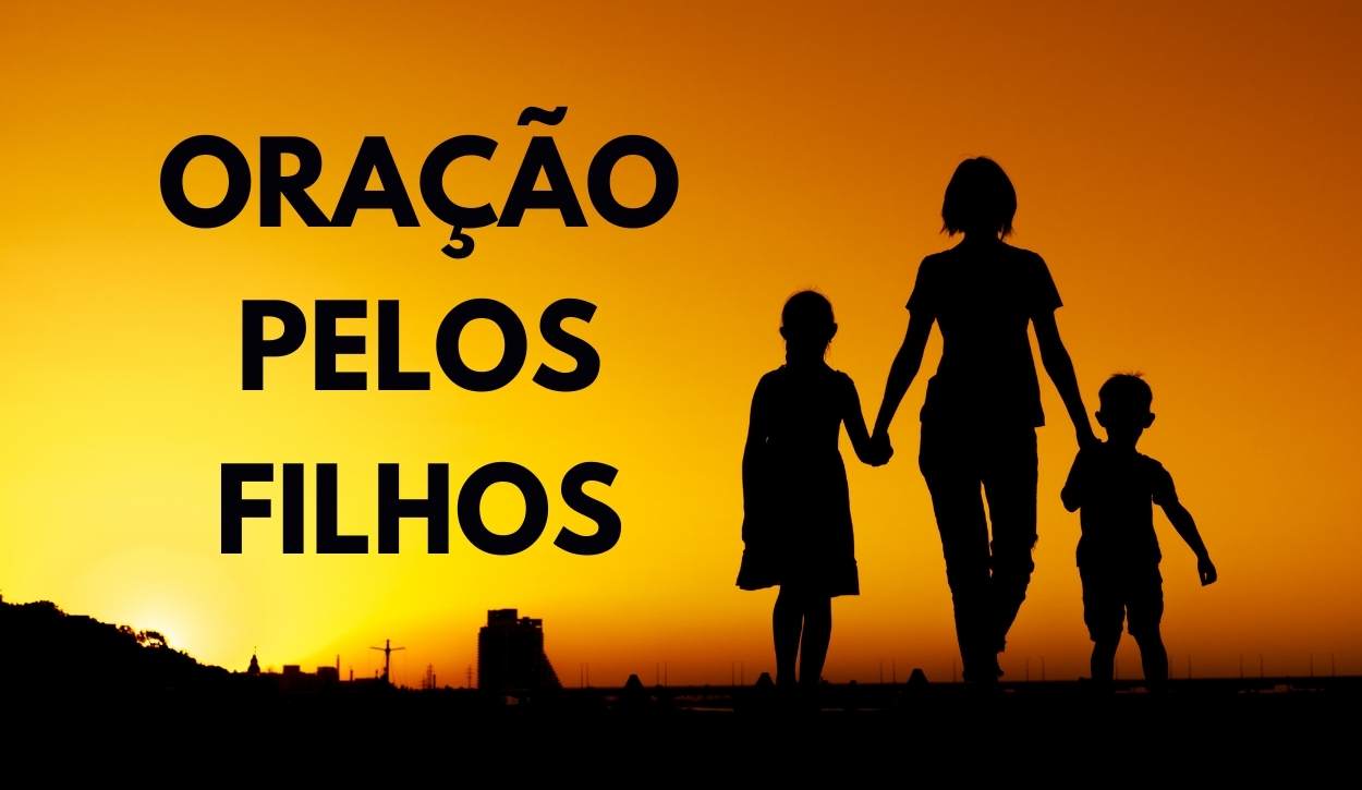 Foto de mãe e filhos contra o sol.