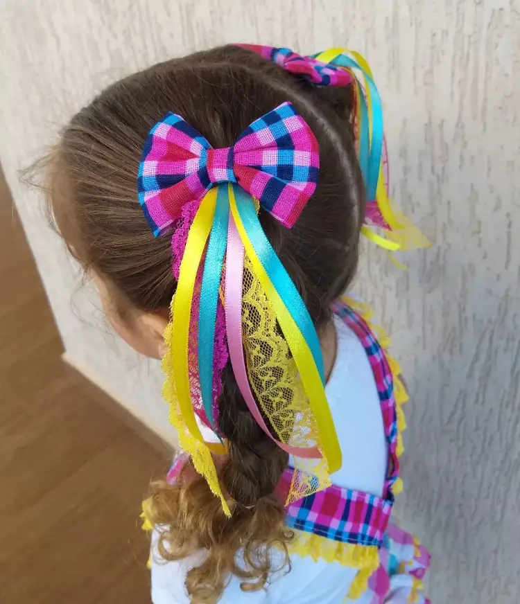 cabelo castanho preso em maria-chiquinha com laços decorados