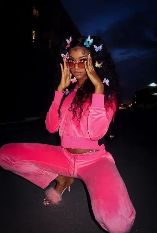 look pijama pink com acessórios borboleta para cabelo