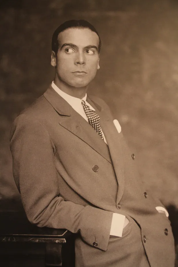 Foto de Cristóval Balenciaga jovem, posando com terno e gravata.