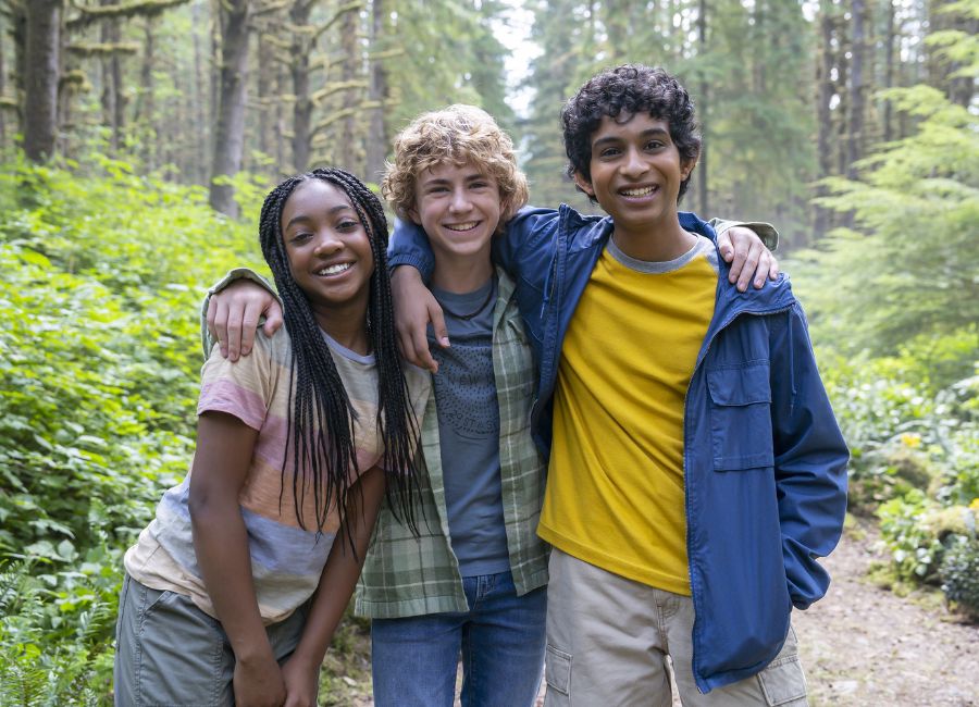 Os atores da série Percy Jackson posam no local de gravação da série, onde será o Acampamento Meio-Sangue