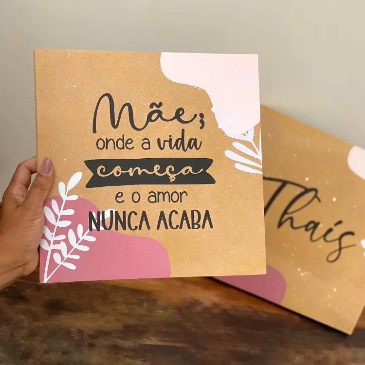 Caixa de madeira com pintura e frase de dia das Mães 