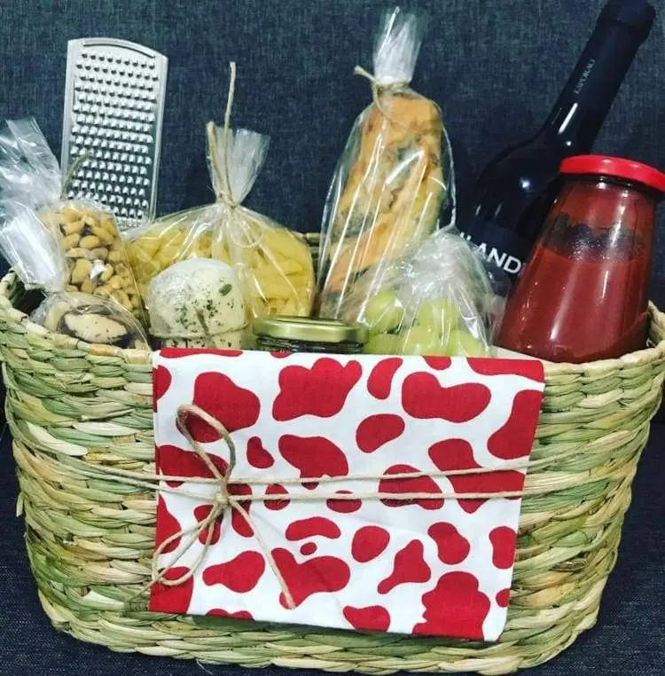 Cesta de Natal com ingredientes para macarrão e vinho 