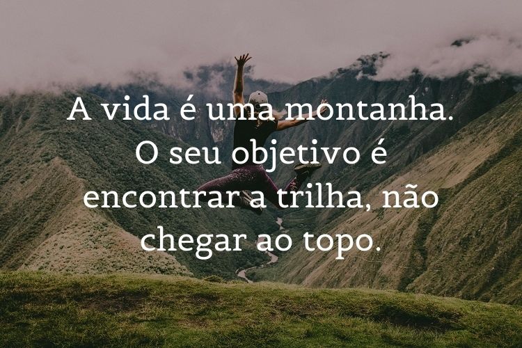 frases de reflexão sobre a vida escrita sobre foto de mulher pulando com montanha ao fundo