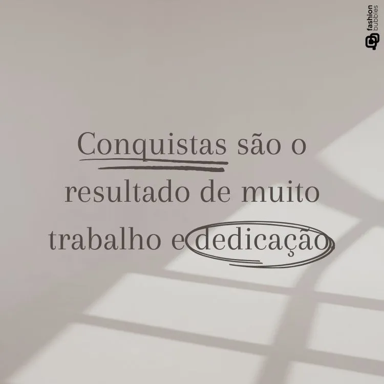 Um fundo cinza claro com sombras que simulam luz entrando por uma janela, exibindo uma frase motivacional sobre conquistas sendo resultado de trabalho e dedicação, com as palavras sublinhadas e circuladas para ênfase.