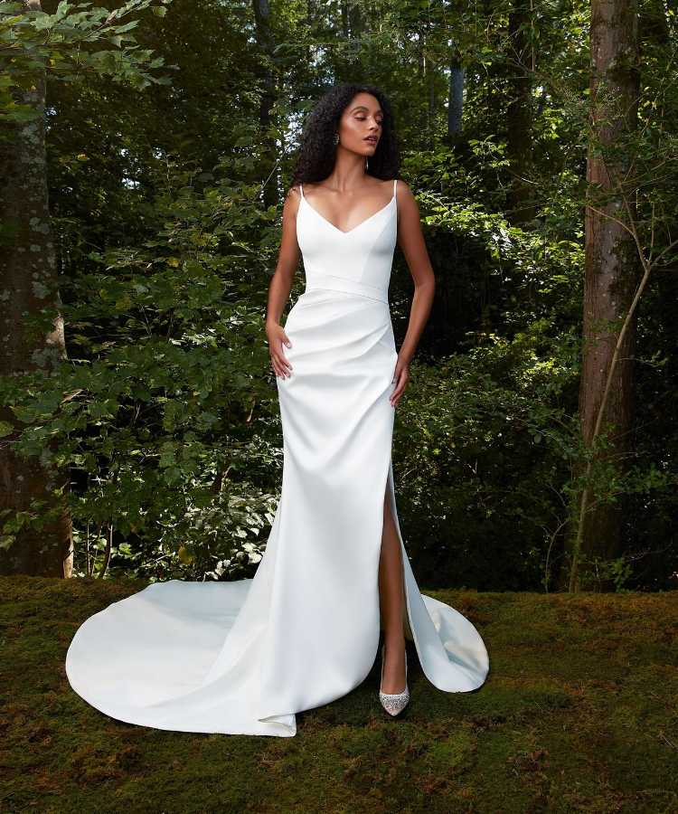 Noiva com vestido fluido para mini wedding