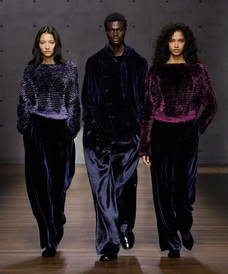 Modelo usando púrpura, uma das tendências da Semana de Moda de Milão Outono Inverno 2026