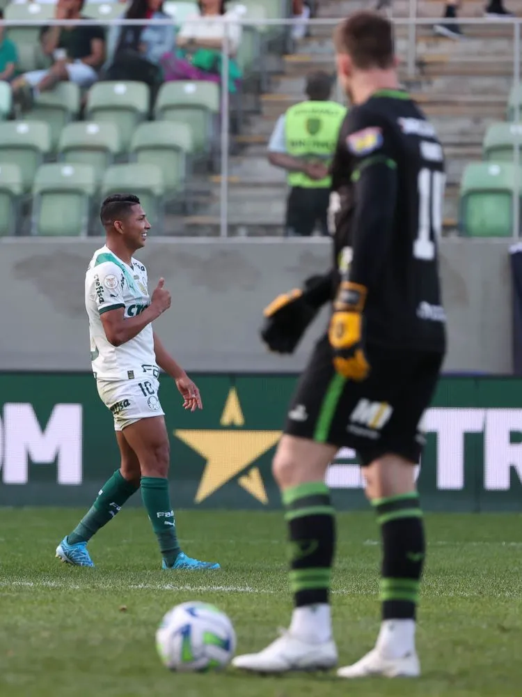 Rony, atacante palmeirense, coemorando gol em frente a Aguerre, goleiro do América-MG.