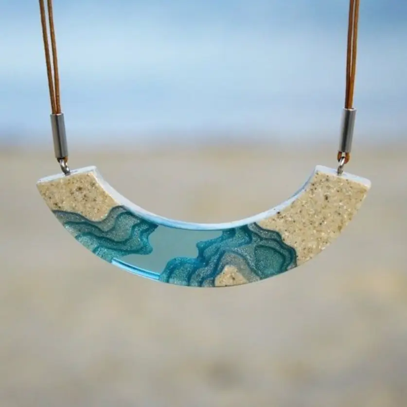 Colar de resina meia lua com areia e resina colorida azul