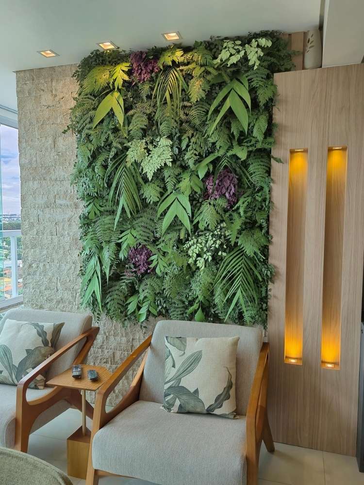 Varanda com poltronas e jardim na parede 