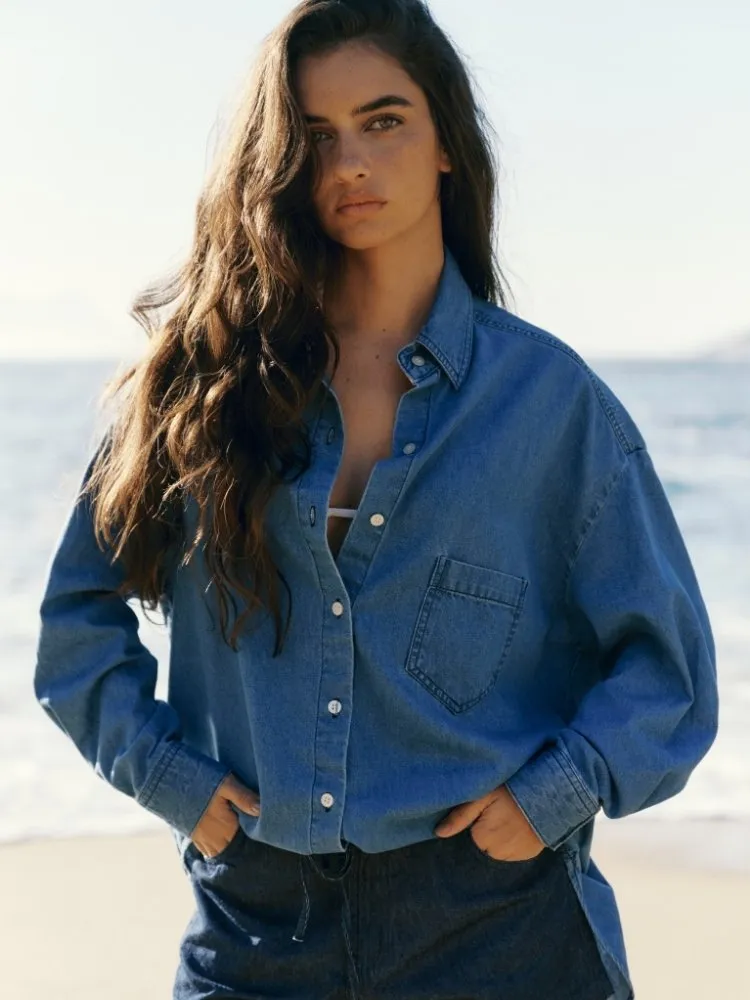 Modelo usando camisa e short jeans da coleção da Panô Resortwear