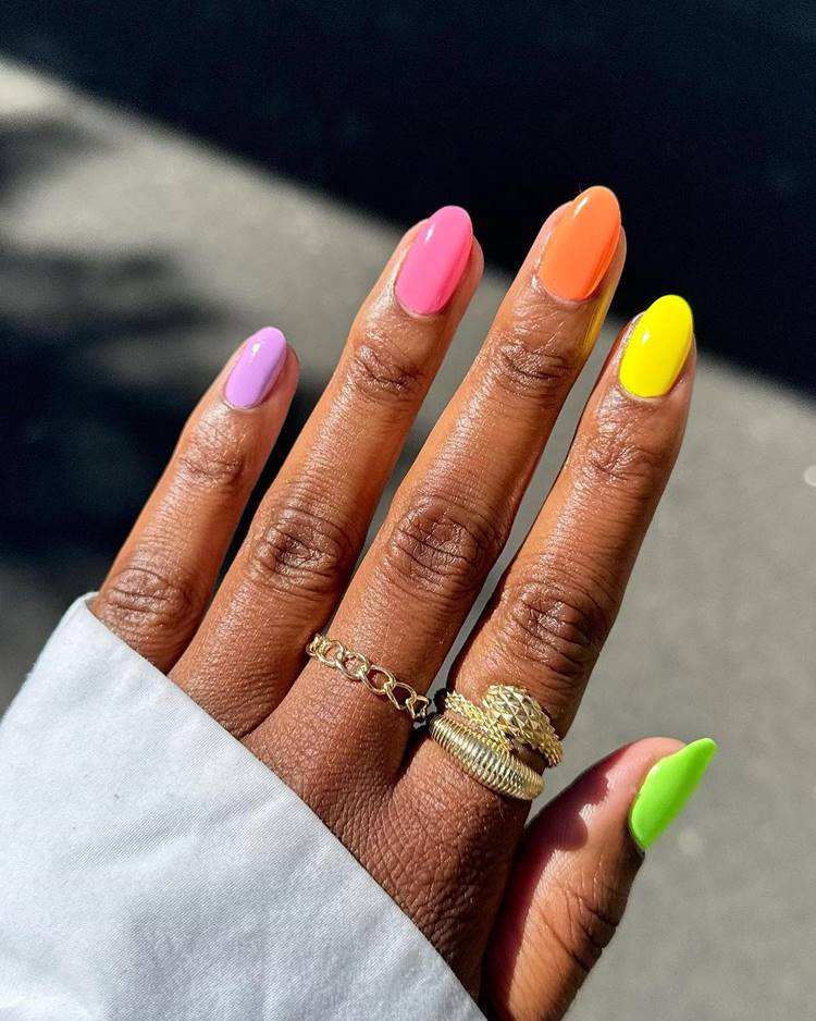 Nail art carnavalesca cada unha pintada com uma cor