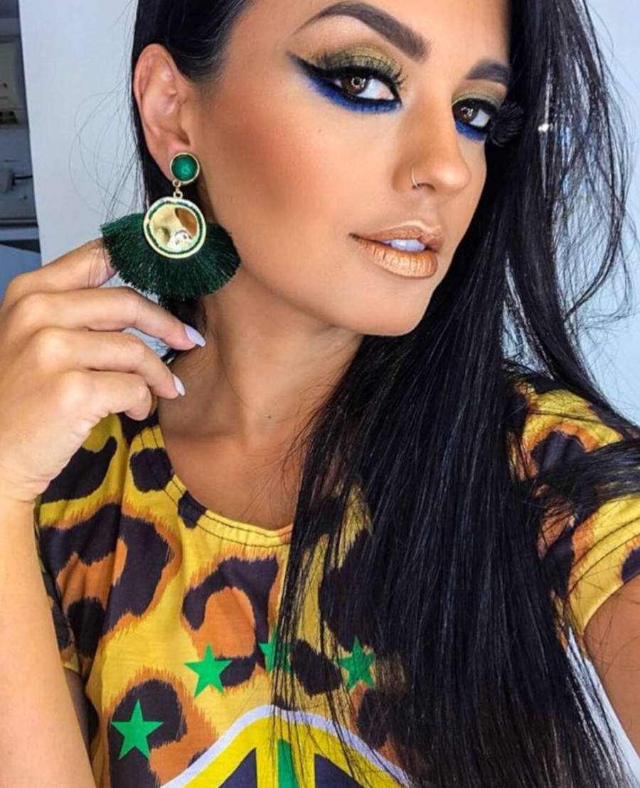 Foto de mulher com delineado invertido para a copa do mundo