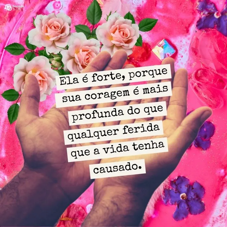 Mãos negras em fundo de líquido rosa com flores e gelo. No centro, frase sobre mulher forte escrita