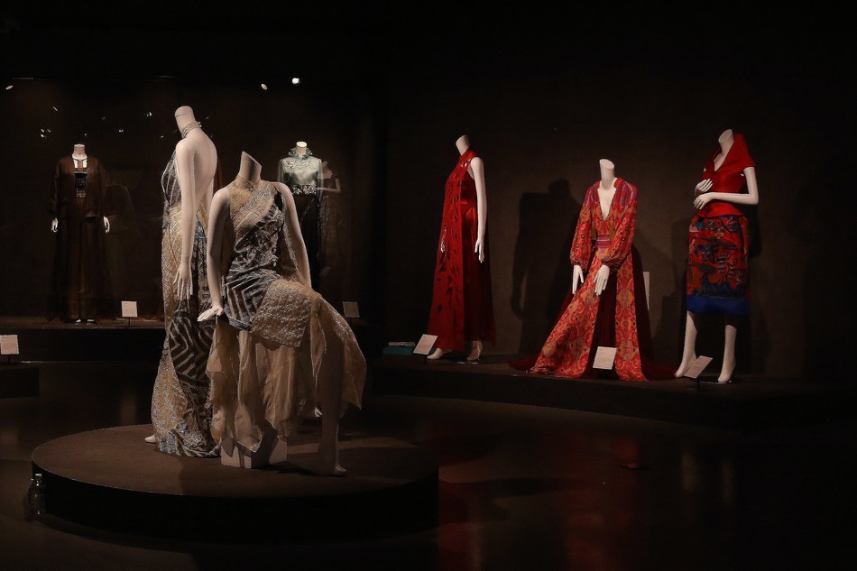 Exibição de peças de estilistas chineses contemporâneos no China National Silk Museum.