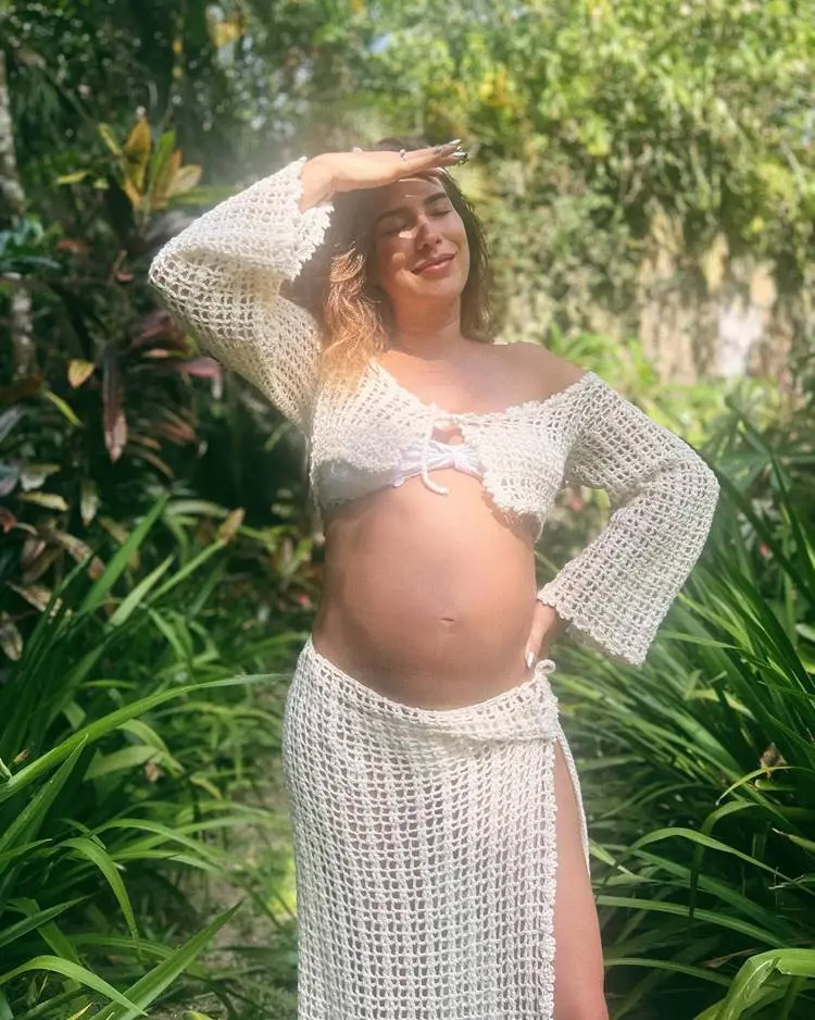 Apresentadora e atriz Fernanda Paes Leme grávida em 2024 usando look praiano de crochê cru