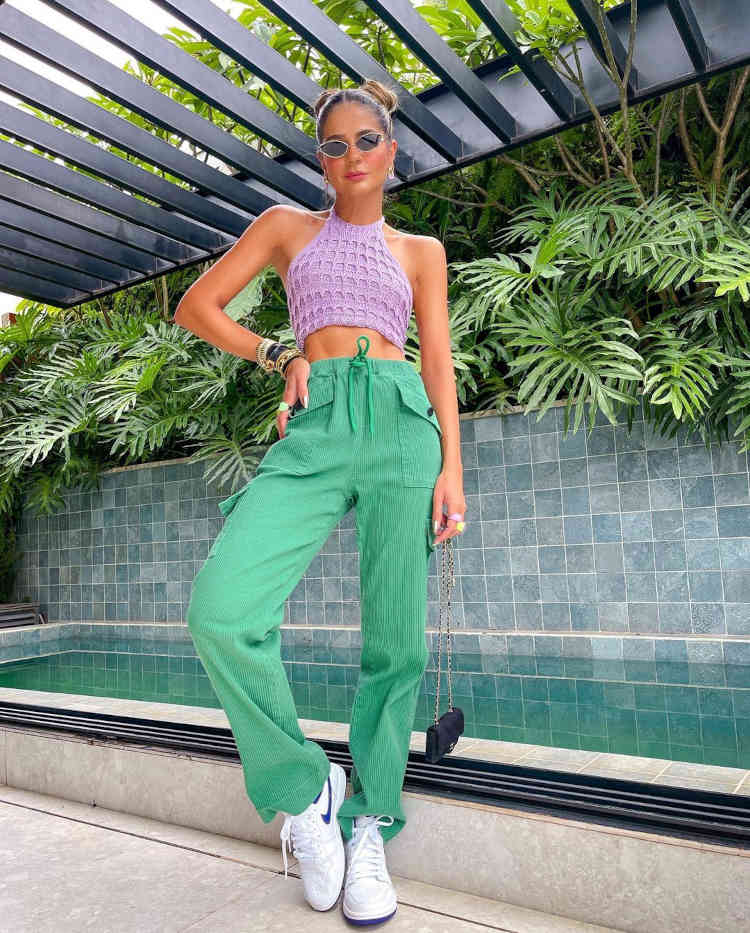 Thássia Naves usando cropped de crochê roxo e calça verde