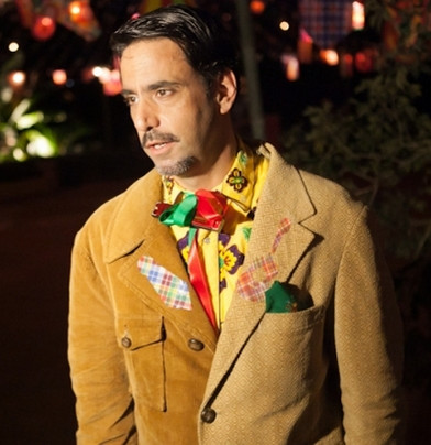 Ator usando look de festa junina