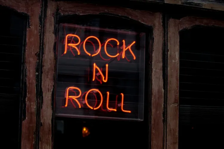 Placa preta com led escrito "Rock N Roll"