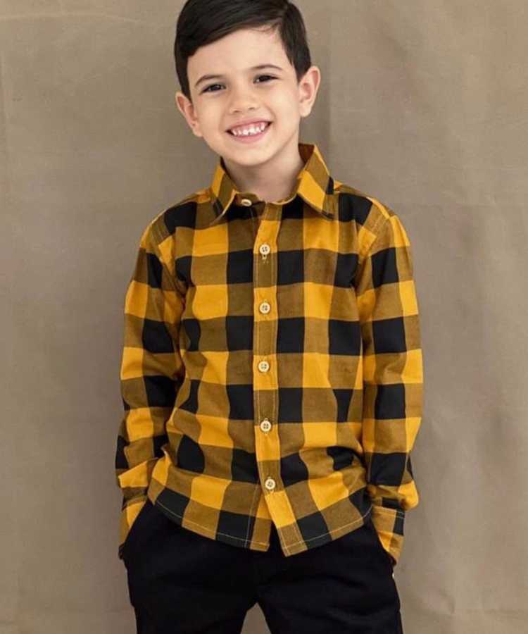 Garoto com camisa de alfaiataria luxo para festa junina cor amarela e preto