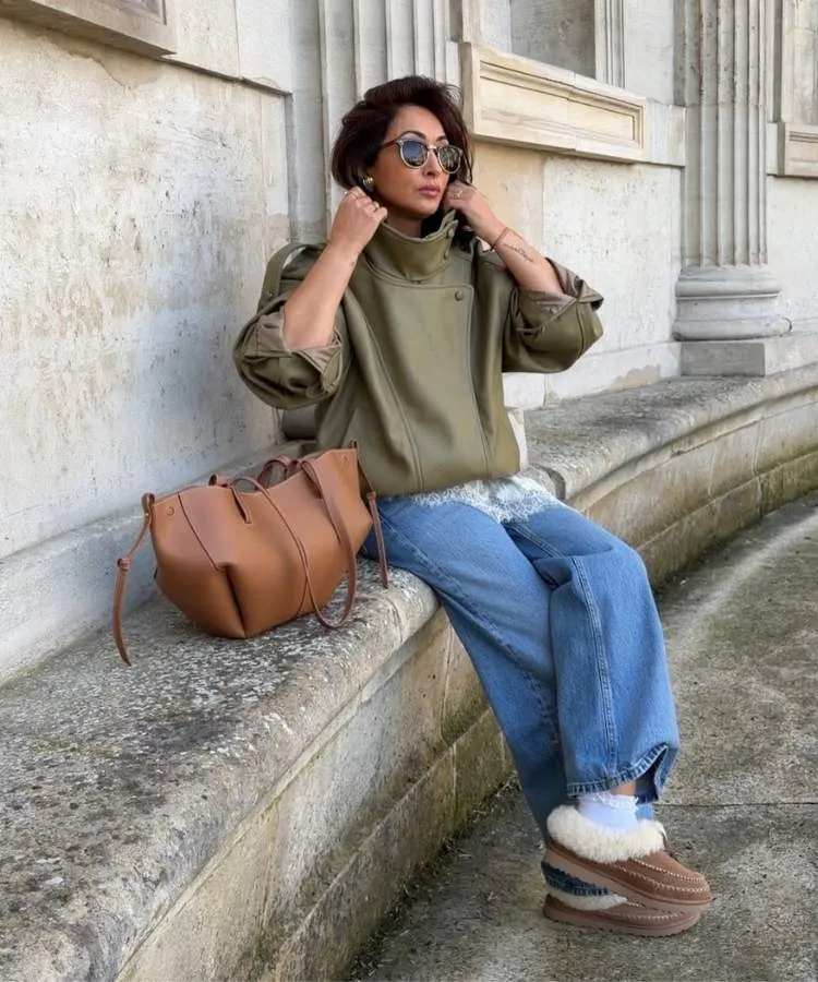 Mulher usando mule de camurça forrada, uma das tendências de sapatos para o inverno 2026